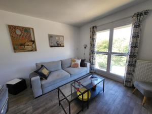 Studio rénové sur le port avec terrasse et parking privatifs, animaux acceptés - FR-1-92-778