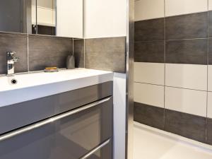 Appartement rénové près des plages et du marché, 2 chambres, terrasse, parking, WIFI inclus - FR-1-239-463