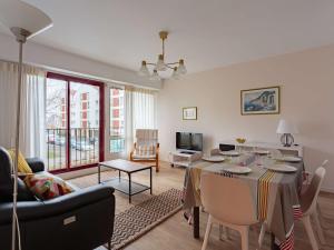 Bel appartement rénové, calme, proche centre et plage, balcon, 2 chambres, commerces à 150m - FR-1-4-685