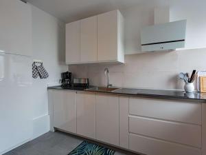 Appartements Bel appartement renove, calme, proche centre et plage, balcon, 2 chambres, commerces a 150m - FR-1-4-685 : photos des chambres