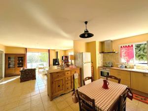 Maisons de vacances Maison Labeaume, 4 pieces, 6 personnes - FR-1-697-26 : photos des chambres