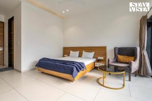 StayVistas Richmond House - Hill-View Haven with Private Pool & Indoor Fun