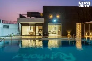 StayVista's Richmond House - Hill-View Haven with Private Pool & Indoor Fun - Jogeshwāri