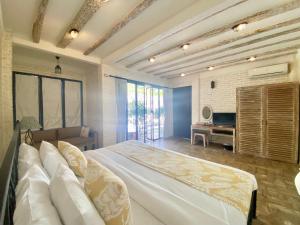 Villa Tyche Luxury 4BR Near Beach