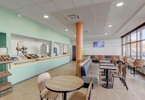 Hotels B&B HOTEL Montlucon Centre : photos des chambres