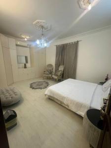 Three-Bedroom Apartment room in شقة عائلية Family apartment