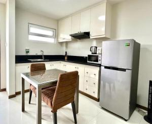 Sheryll Escapes - 203 La Grande, classy studio with hotel amenities!