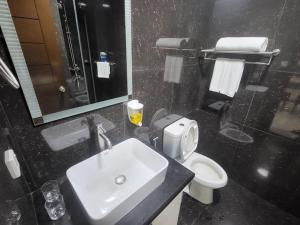 Sheryll Escapes - 203 La Grande, classy studio with hotel amenities!