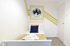 Modern 2 BR Apartment near Town