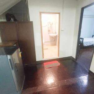 Phòng 2 Giường Đơn Có Phòng Tắm Chung (Twin Room with Shared Bathroom)