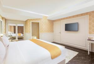 Suite có giường cỡ King với ban công (King Suite with Balcony)