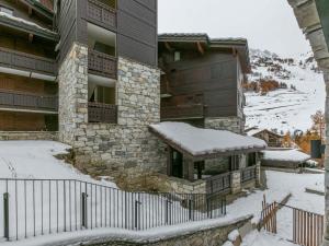 Cocon intime avec WiFi, garage, et accès direct aux pistes dans résidence neuve à Val dIsère - FR-1-694-339