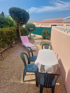 STUDIO MEUBLE 30 M2 LA LONDE LES MAURES , 900 M DES PLAGES