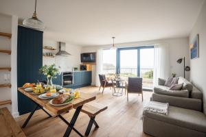 Apartment 3, Ayrmer Cove