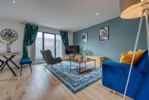 EASTER SPECIAL OFFER!! Cosy, Spacious, Stylish & Modern 2-BR City Apartment, Prime Location! Sleeps 6, Southampton Ocean Village - by Blue Puffin Stays - Hythe