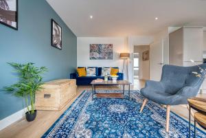 2-Bedroom Cosy, Spacious, & Modern City Apartment, Prime Location! Sleeps 6, Southampton Ocean Village - by Blue Puffin Stays