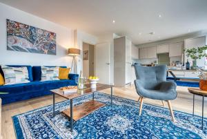 2-Bedroom Cosy, Spacious, & Modern City Apartment, Prime Location! Sleeps 6, Southampton Ocean Village - by Blue Puffin Stays