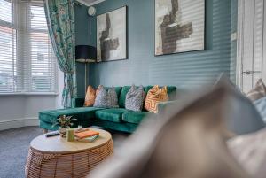 Stunning Design 3-Bedroom Townhouse Retreat in Southsea, Sleeps 8, Chic and Spacious with Free Parking Permit, CHRISTMAS SPECIAL OFFER AVAILABLE! - by Blue Puffin Stays