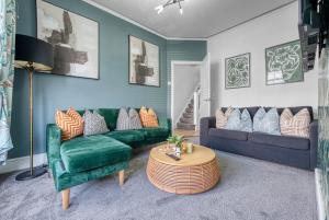 Stunning Design 3-Bedroom Townhouse Retreat in Southsea, Sleeps 8, Chic and Spacious with Free Parking Permit, CHRISTMAS SPECIAL OFFER AVAILABLE! - by Blue Puffin Stays