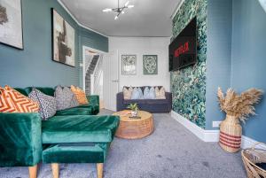 Stunning Design 3-Bedroom Townhouse Retreat in Southsea, Sleeps 8, Chic and Spacious with Free Parking Permit, CHRISTMAS SPECIAL OFFER AVAILABLE! - by Blue Puffin Stays