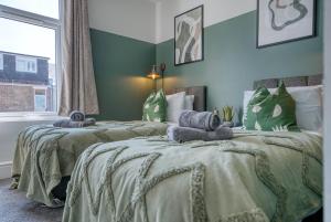 Stunning Design 3-Bedroom Townhouse Retreat in Southsea, Sleeps 8, Chic and Spacious with Free Parking Permit, CHRISTMAS SPECIAL OFFER AVAILABLE! - by Blue Puffin Stays