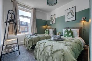 Stunning Design 3-Bedroom Townhouse Retreat in Southsea, Sleeps 8, Chic and Spacious with Free Parking Permit, CHRISTMAS SPECIAL OFFER AVAILABLE! - by Blue Puffin Stays
