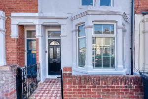 Stunning Design 3-Bedroom Townhouse Retreat in Southsea, Sleeps 8, Chic and Spacious with Free Parking Permit, CHRISTMAS SPECIAL OFFER AVAILABLE! - by Blue Puffin Stays