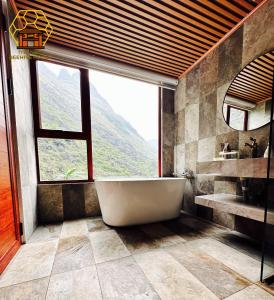 Mèo Vạc Beehive House