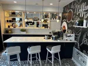 Stunning Italian Cafe Themed Studio Apartment Backing on a Canal - Cremona