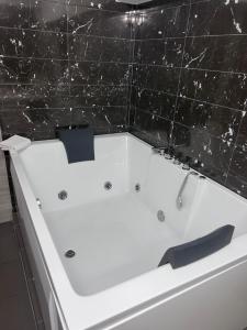 Jacuzzi Suites 2