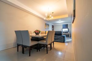 012 - Apartamento espaçoso à 120m Praia de Bombas