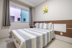 012 - Apartamento espaçoso à 120m Praia de Bombas