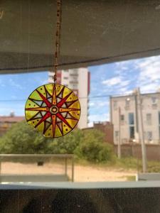 A pasitos del mar, tranquilo.