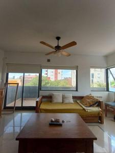 A pasitos del mar, tranquilo.