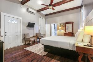 Standard King Room room in Rathbone Mansions New Orleans