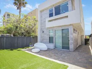 Haines Luxury Dream Home - Bay Views, Rooftop, Fire Pit & AC - Riviera Shores