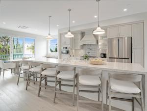 Coastal retreat near the beach w Panoramic Ocean Views, Rooftop Deck, & Firepit