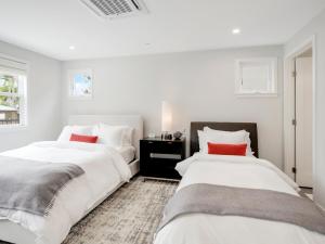 Coastal retreat near the beach w Panoramic Ocean Views, Rooftop Deck, & Firepit