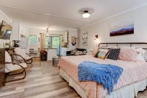 Charming Lake Lure Studio at Rumbling Bald Resort! - Boiling Springs