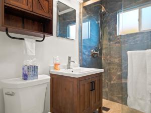 Bay Park Garden Paradise - central Location, AC, Washer Dryer & Private yard!