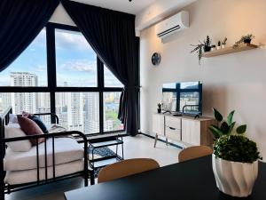 New 2BR or 3BR Cozy Urban Suite Homestay at Georgetown8-10pax by URBAN STAYCATIONS LOD COSY PLT