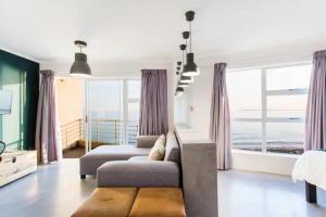 Seaside Gem Table Mountain Views