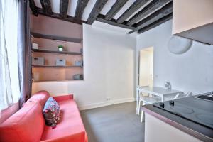 1 bedroom apt only 15 min walk to The Louvre