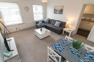 Light and airy 1 bedroom flat 700m from the Beach