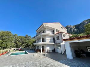 Large holiday house with swimming pool and terrace 
