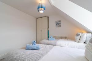 Spacious 3-Bed, Town Centre, Parking, Near Beach