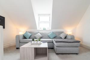 Spacious 3-Bed, Town Centre, Parking, Near Beach