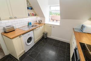 Spacious 3-Bed, Town Centre, Parking, Near Beach