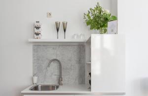 Jordaan Suite bed and bubbles