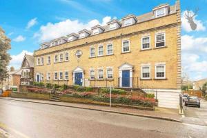 Elegant Central Brentwood Flat